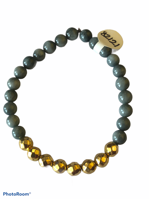 Blue gray bead and faceted gold tone stretch bracelet